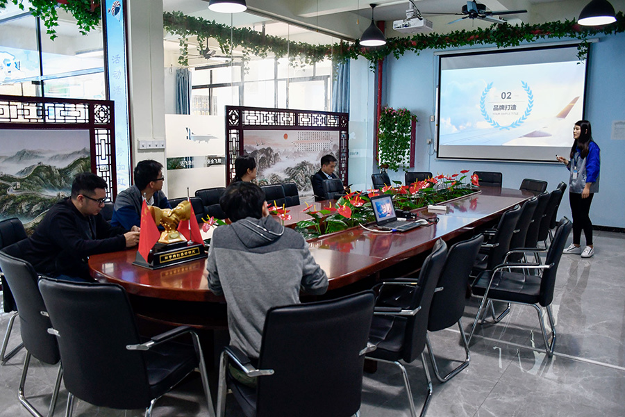 恒大地產(chǎn)領(lǐng)導(dǎo)考察送飛實業(yè)集團(tuán)的留影紀(jì)念圖